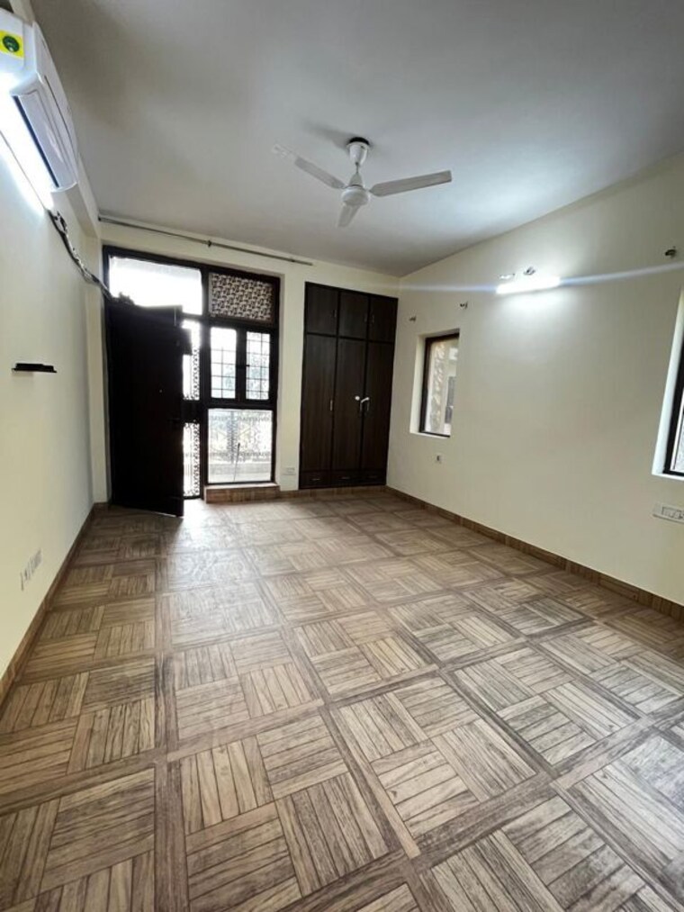 Room, rof-portico 3 Bedroom 215 Sq.Yd. Builder Floor In Sector 43 Gurgaon 10163376