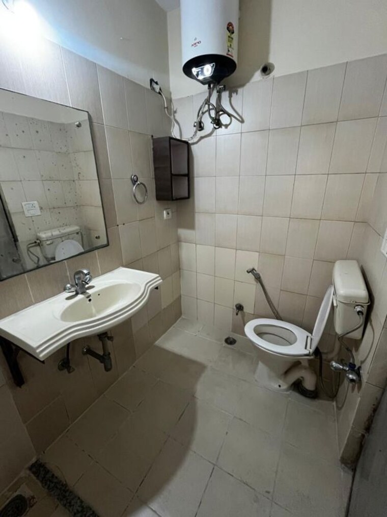 Bathroom, rof-portico 3 Bedroom 215 Sq.Yd. Builder Floor In Sector 43 Gurgaon 10163376