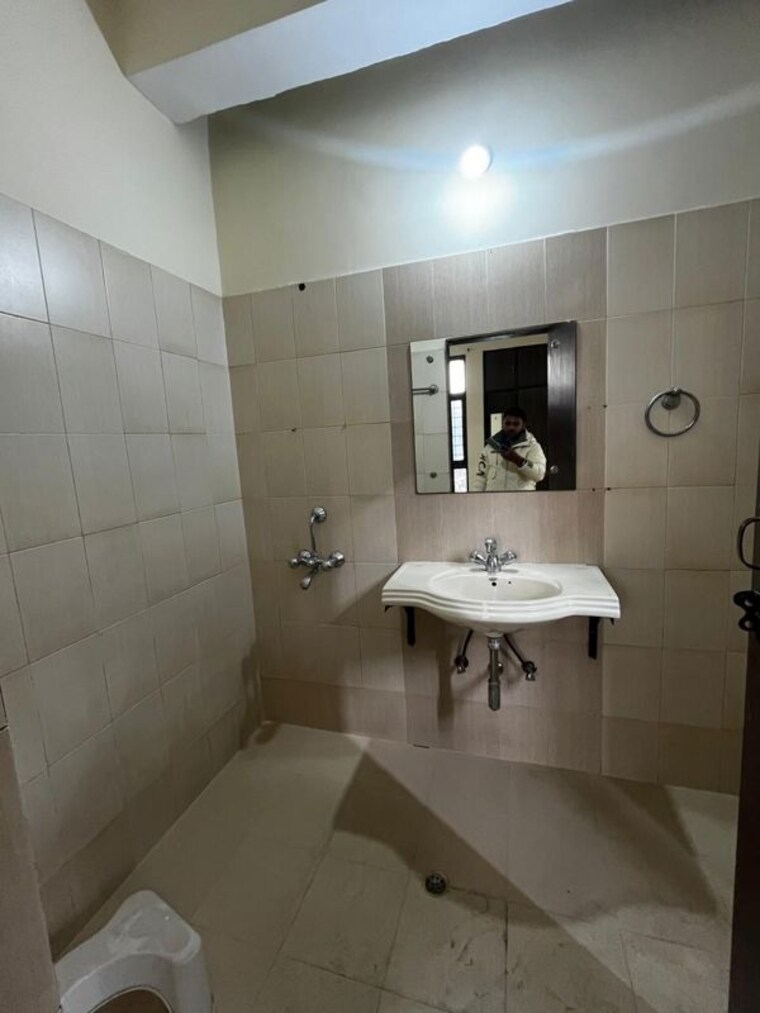 Kitchen, rof-portico 3 Bedroom 215 Sq.Yd. Builder Floor In Sector 43 Gurgaon 10163376