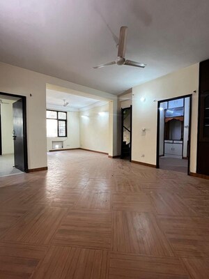 Room in 3 BHK Builder Floor at ROF Portico, Sector 43 – for Rent