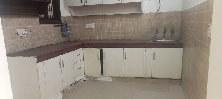 Kitchen, panchsheel vihar 3 Bedroom 1100 Sq.Ft. Builder Floor In Panchsheel Vihar Delhi 10163379
