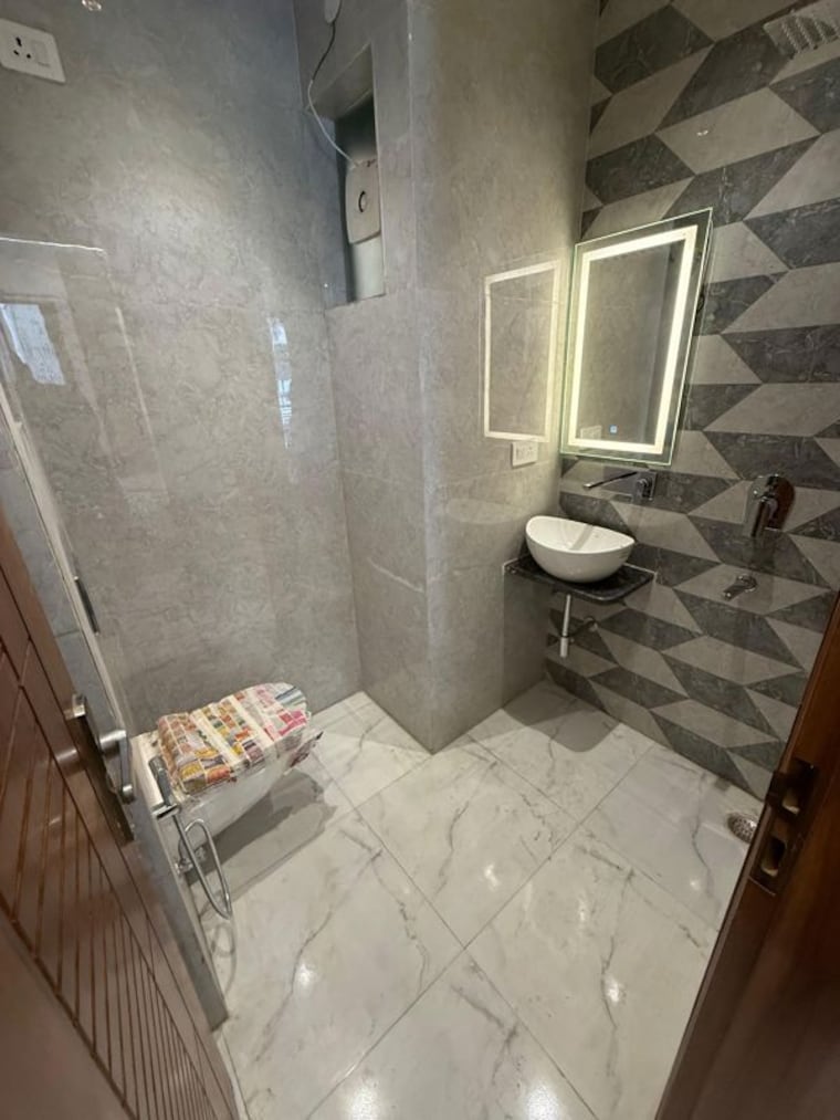 Bathroom, east of kailash 3 Bedroom 1071 Sq.Ft. Builder Floor In East Of Kailash Delhi 10163296