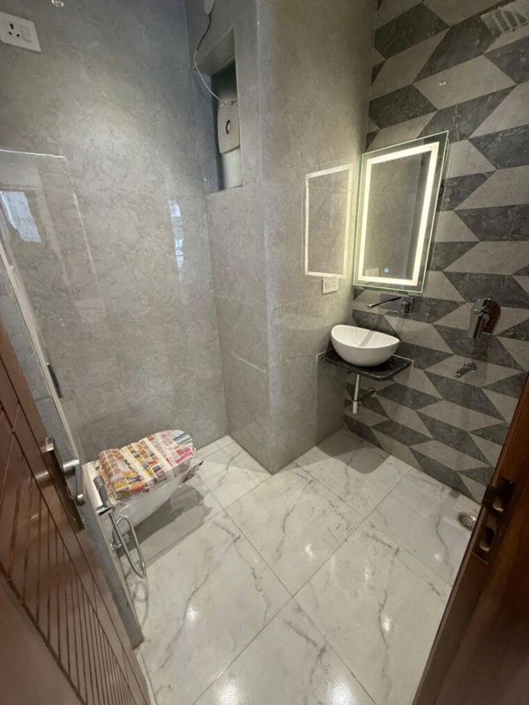 Bathroom, east of kailash 3 Bedroom 1062 Sq.Ft. Builder Floor In East Of Kailash Delhi 10163310