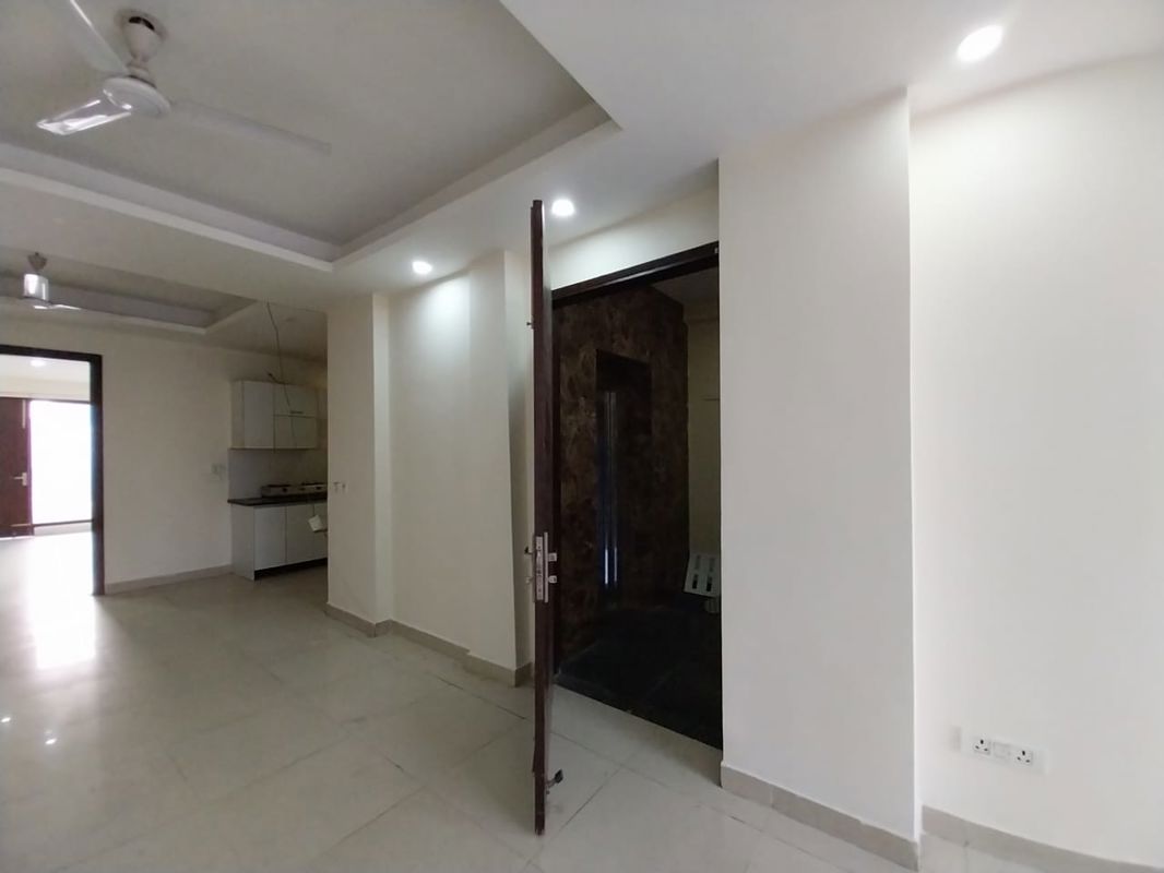 3 BHK + Servant Room Apartment For Rent in Unitech Uniworld Gardens 2