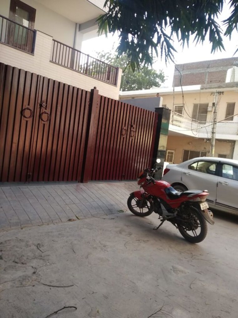 Parking, sector 14 1 RK 396 Sq.Ft. Apartment In Sector 14 Gurgaon 10163736