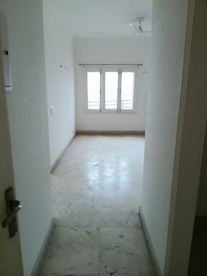 Room in 4 BHK Apartment at The Crescent, Sector 50 – for Sale