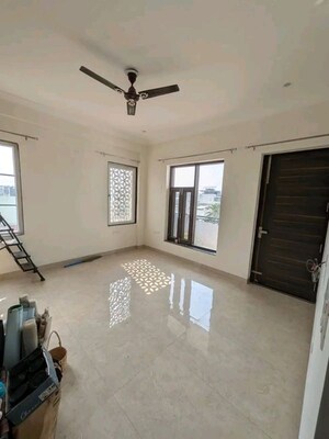 Room in 3 BHK Apartment at Chattarpur – for Rent