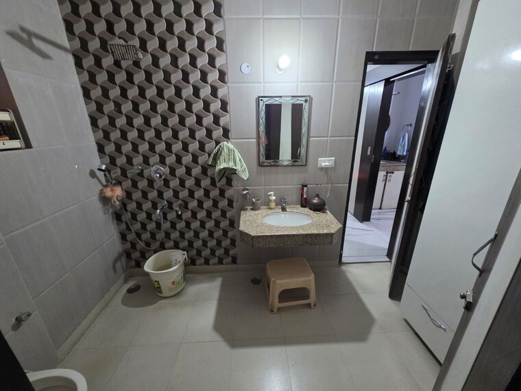 Bathroom, ss-mayfield-gardens 3 Bedroom 1500 Sq.Ft. Builder Floor In Sector 51 Gurgaon 10163806