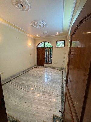 Building Lobby in 3.5 BHK Builder Floor at RWA Apartments Sector 53, Sector 53 – for Rent