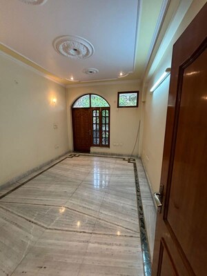 Building Lobby in 3.5 BHK Builder Floor at RWA Apartments Sector 53, Sector 53 – for Rent