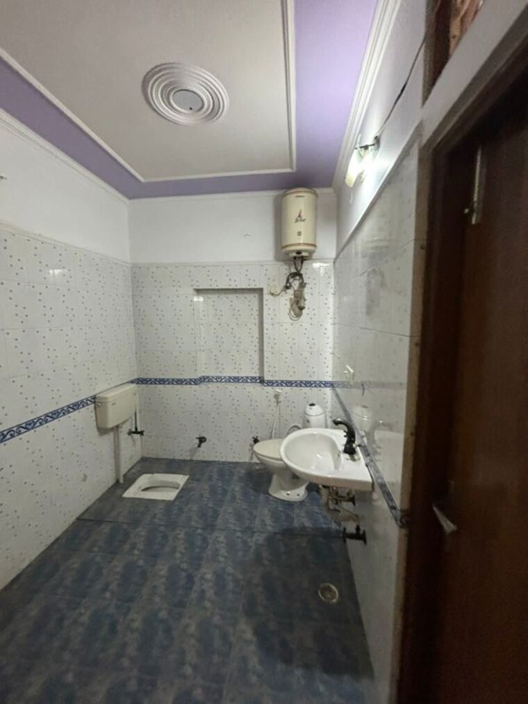 Bathroom, rwa-apartments-sector-53 3.5 Bedroom 1850 Sq.Ft. Builder Floor In Sector 53 Noida 10163810