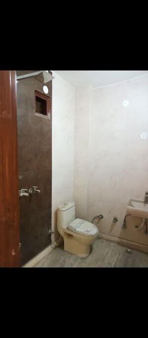 Master Bedroom in 2 BHK Builder Floor at Shastri Nagar – for Rent