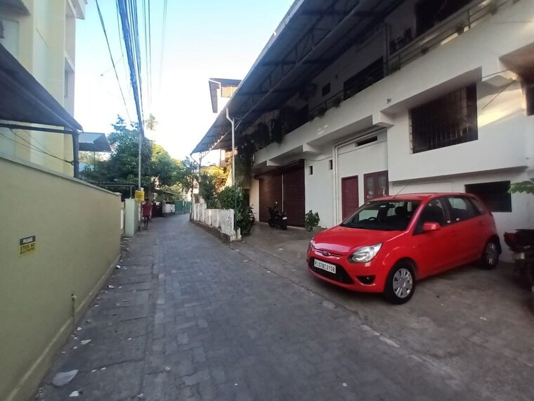  Parking, edappally Commercial Warehouse 350 Sq.Ft. In Edappally Kochi 10163824