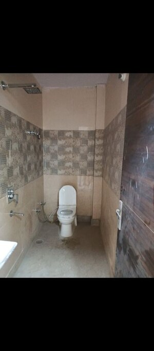 Master Bedroom in 2 BHK Builder Floor at Shastri Nagar – for Rent