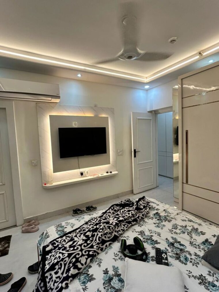 Room, shivalik colony 3 Bedroom 1800 Sq.Ft. Builder Floor In Shivalik Colony Delhi 10163876