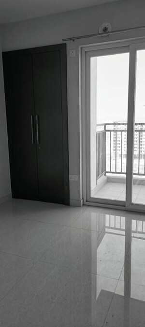 Room in 3 BHK Apartment at Eldeco Live By The Greens, Sector 150 – for Sale