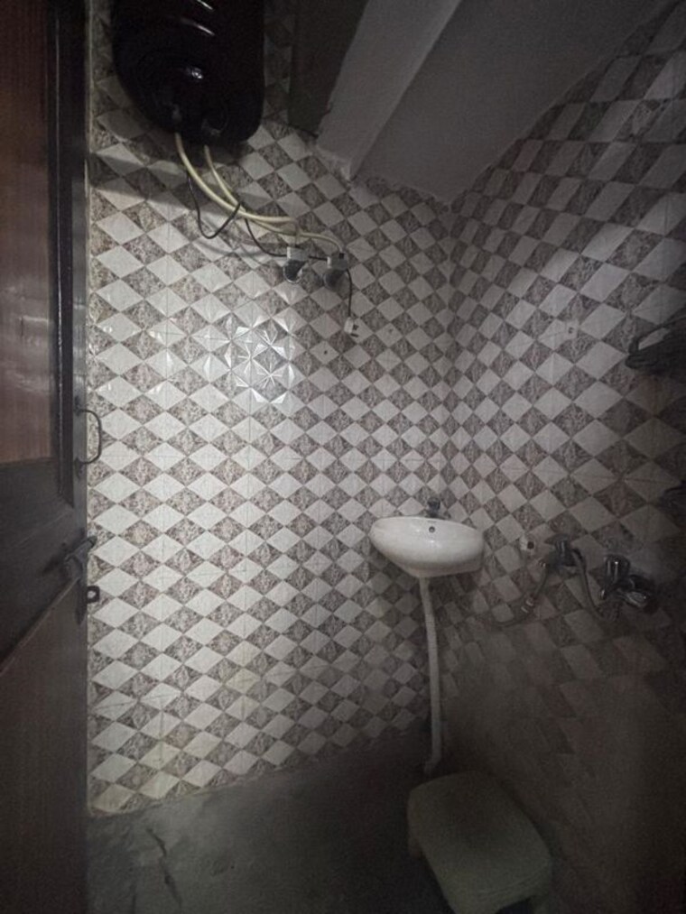 Bathroom, mukherjee nagar 2 Bedroom 900 Sq.Ft. Builder Floor In Mukherjee Nagar Delhi 10164062