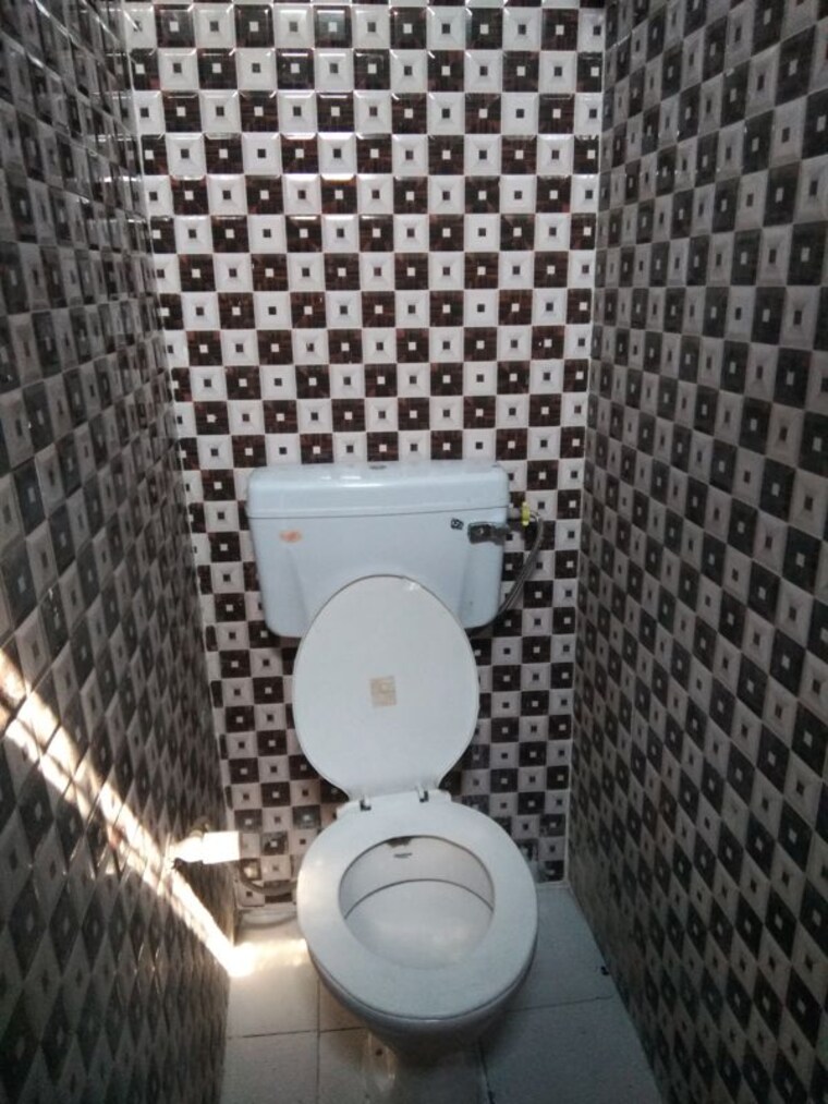 Bathroom, outram lines 1 RK 250 Sq.Ft. Builder Floor In Outram Lines Delhi 10164069