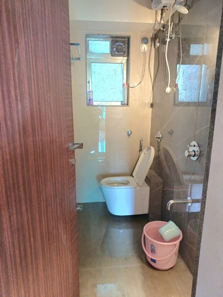 Bathroom, chandak-ideal 3 Bedroom 1100 Sq.Ft. Apartment In Juhu Mumbai 10115920