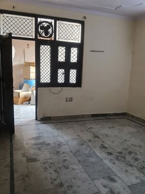 Room in 1 RK Builder Floor at Mukherjee Nagar – for Rent