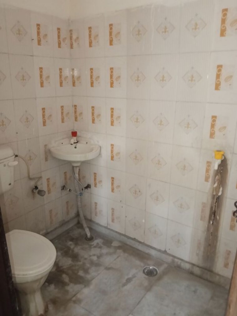 Bathroom, mukherjee nagar 1 RK 350 Sq.Ft. Builder Floor In Mukherjee Nagar Delhi 10164073