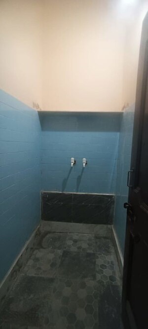 Furnished Amenities in 2 BHK Builder Floor at Mukherjee Nagar – for Rent