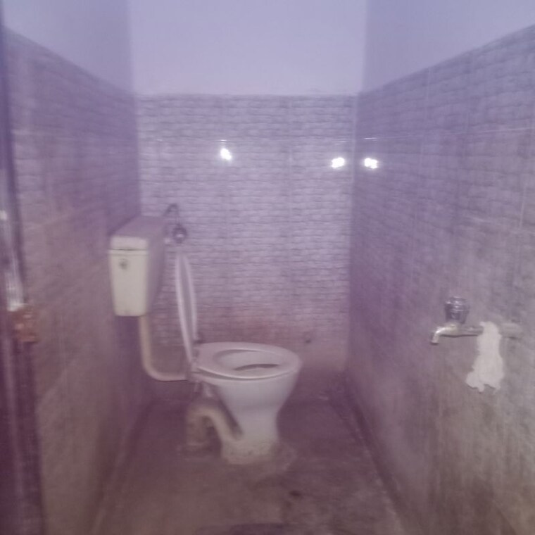 Bathroom, mukherjee nagar 1 RK 300 Sq.Ft. Builder Floor In Mukherjee Nagar Delhi 10164079