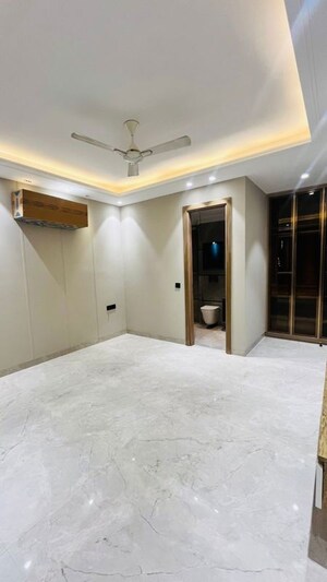 Room in 3 BHK Builder Floor at BPTP Green Oaks, Sector 70a – for Sale