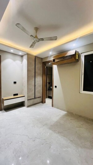 Room in 3 BHK Builder Floor at BPTP Green Oaks, Sector 70a – for Sale