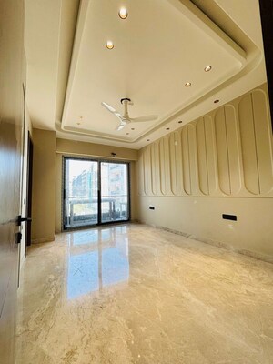 Room in 3 BHK Builder Floor at BPTP Green Oaks, Sector 70a – for Sale