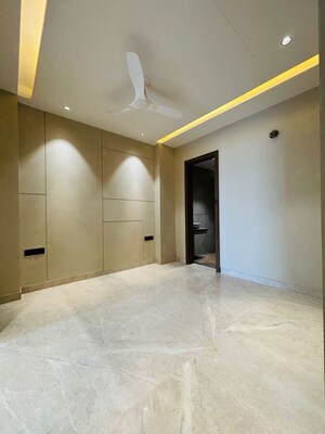 Room in 3 BHK Builder Floor at BPTP Green Oaks, Sector 70a – for Sale