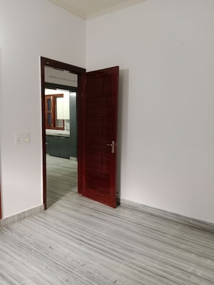 Room in 3 BHK Builder Floor at Sector 18 – for Rent