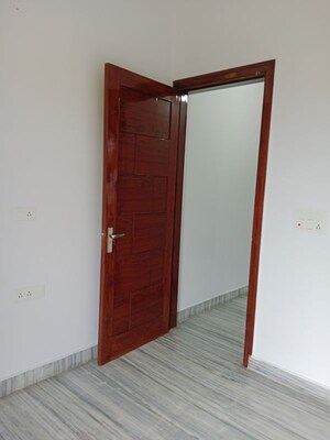 Room in 3 BHK Builder Floor at Sector 18 – for Rent