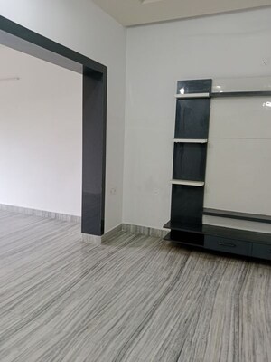 Room in 3 BHK Builder Floor at Sector 18 – for Rent