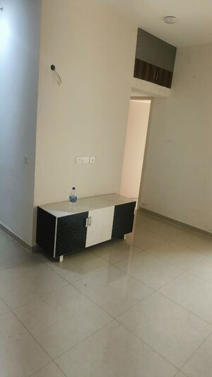 Room in 2 BHK Apartment at Mahagun Mantra II, Sector 10 Greater Noida – for Rent
