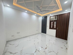 Room in 3 BHK Builder Floor at Dwarka Mor – for Rent