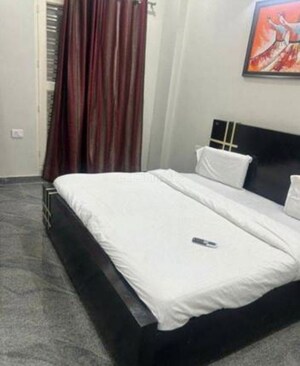 Bedroom in 3 BHK Apartment at Hazratganj – for Rent