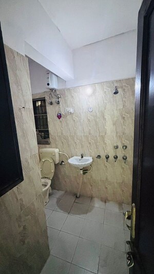 Bathroom in 2 BHK Builder Floor at Tulip Mall, Sector 46 – for Rent