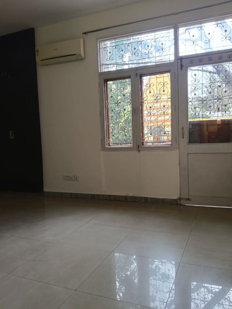 Room, pamposh enclave 3 Bedroom 260 Sq.Yd. Builder Floor In Pamposh Enclave Delhi 10164266