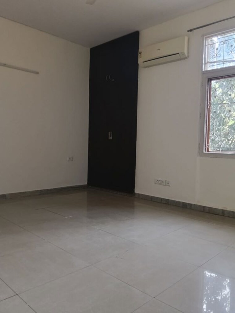 Room, pamposh enclave 3 Bedroom 260 Sq.Yd. Builder Floor In Pamposh Enclave Delhi 10164266
