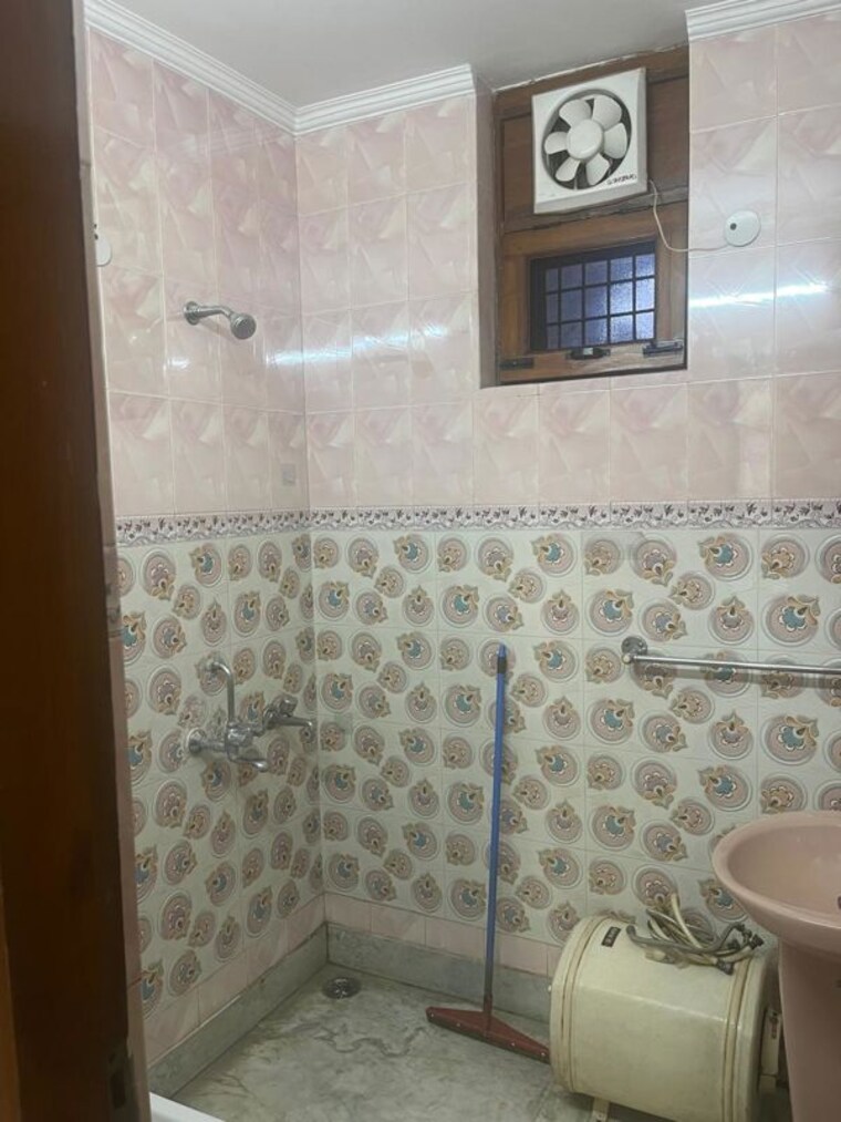 Bathroom, palam-vihar-residents-association 2 Bedroom 600 Sq.Ft. Independent House In Palam Vihar Gurgaon 10164425