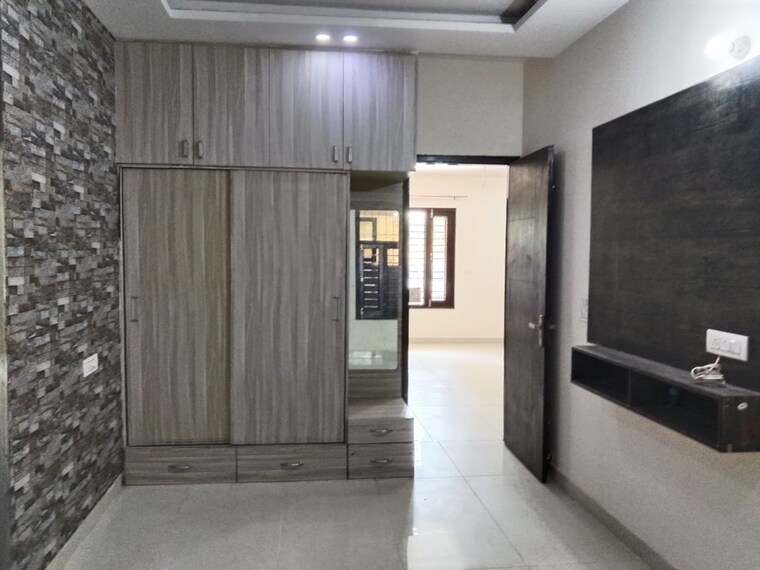 Room, ghazipur 2 Bedroom 100 Sq.Yd. Builder Floor In Ghazipur Zirakpur 10164485