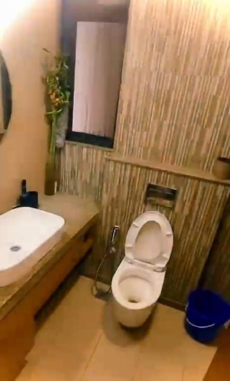 Attached Bathroom, shapoorji-pallonji-vicinia 3 Bedroom 1068 Sq.Ft. Apartment In Powai Mumbai 10164524