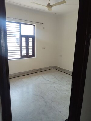 Room in 3 BHK Builder Floor at Sector 46 – for Rent