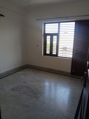 Room in 3 BHK Builder Floor at Sector 46 – for Rent