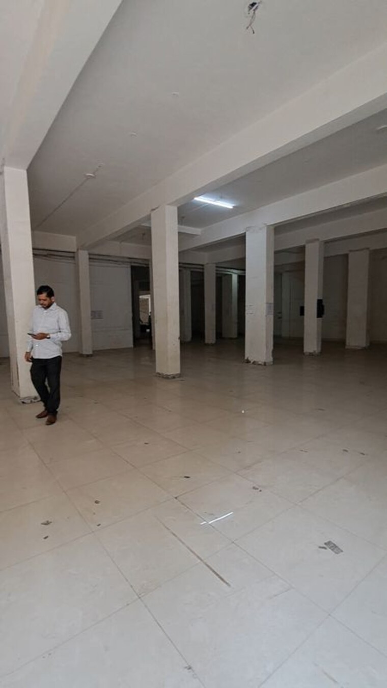  Parking, mayuresh-trade-center Commercial Showroom 4000 Sq.Ft. In Sector 19a Vashi Navi Mumbai 10164772