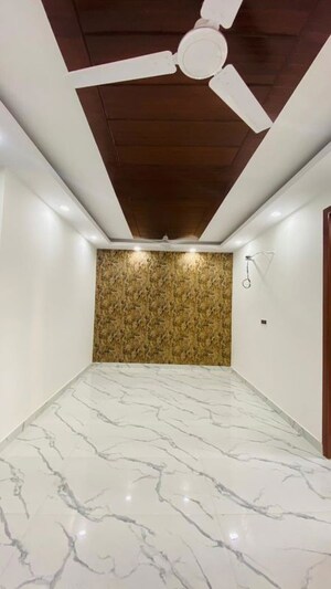 Room in 3 BHK Builder Floor at Govindpuri – for Rent