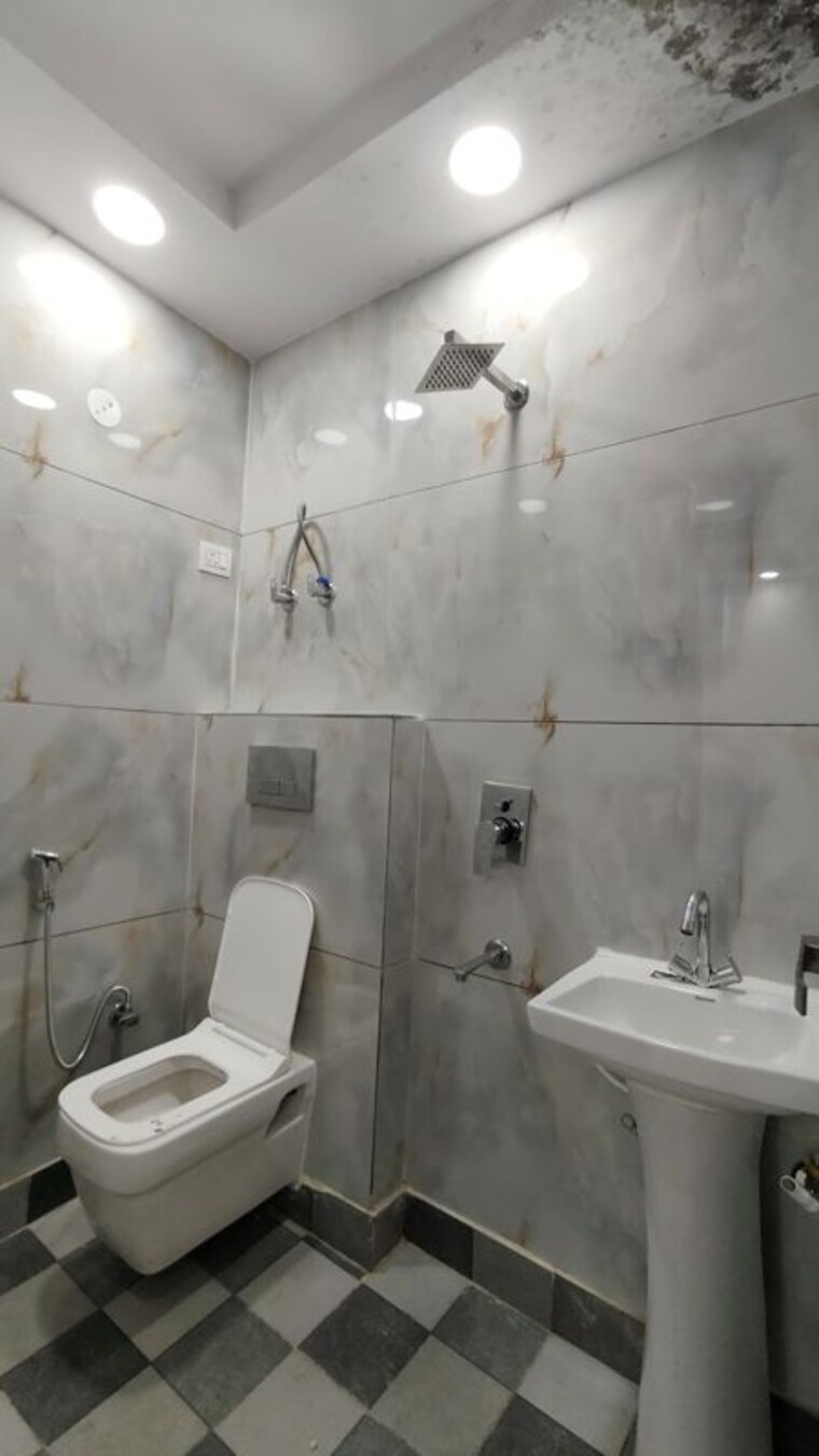 Bathroom, govindpuri 3 Bedroom 900 Sq.Ft. Builder Floor In Govindpuri Delhi 10164795