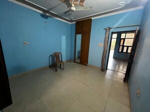 Room in 2 BHK Builder Floor at Sector 10a – for Rent