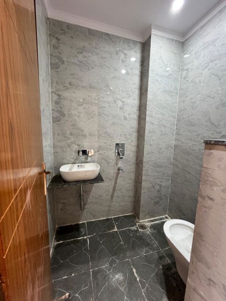 Bathroom, rajpur khurd extension 2 Bedroom 85 Sq.Yd. Builder Floor In Rajpur Khurd Extension Delhi 10164841